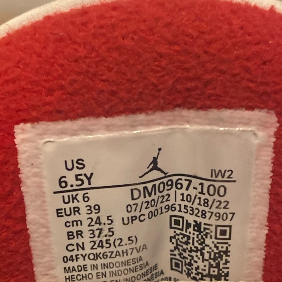 Air Jordan retro 3 White cement ladies or Boys size 6.5 Y - Picture 6 of 6